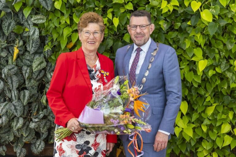 Uitgesteld lintje uitgereikt aan Poeldijkse vrijwilligster