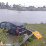 Auto te water aan de Veilingweg