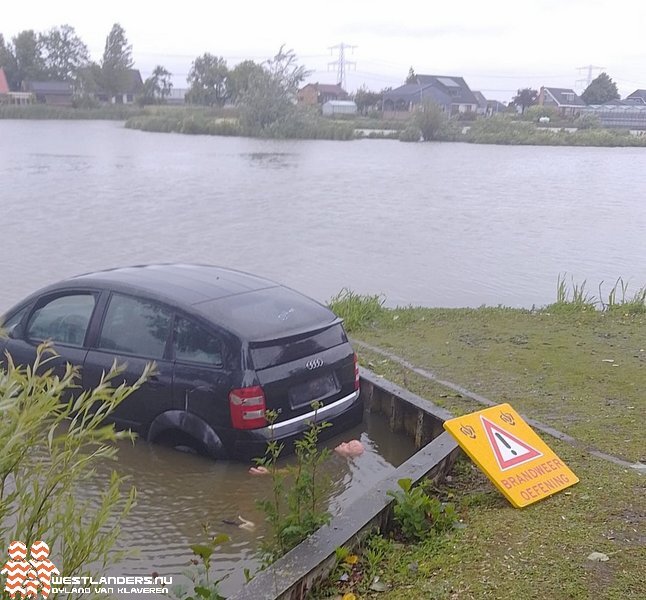 Auto te water aan de Veilingweg