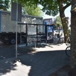 Vrachtwagen rijdt tegen bushokje