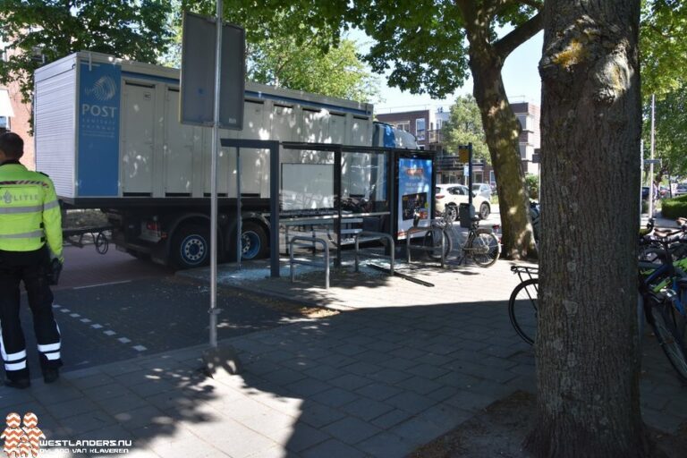 Vrachtwagen rijdt tegen bushokje
