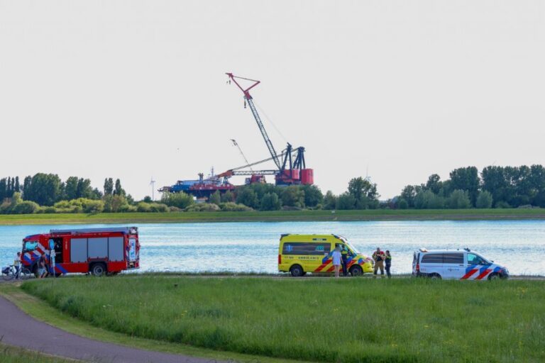 Met scootmobiel de Nieuwe Waterweg in