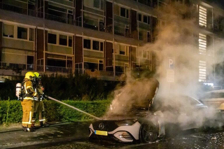 Dure Mercedes in brand aan laadpaal