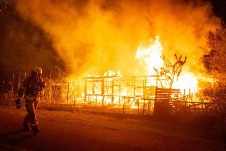 Grote uitslaande brand verwoest tuinhuis