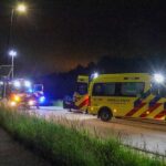 Overleden vrouw gevonden in berm naast auto