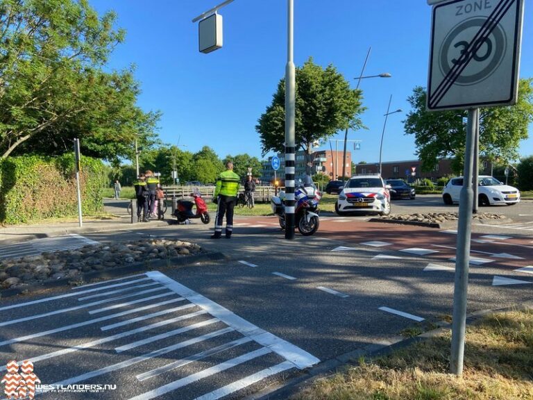 Scooterrijdster gewond na ongeluk Dorpskade