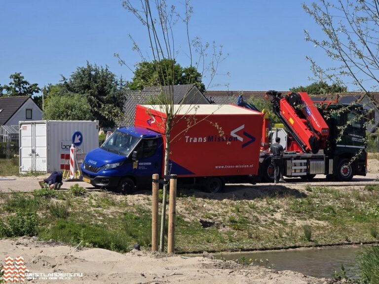 Bedrijfswagen vast in de berm
