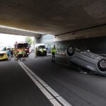 Auto op zijn dak na ongeluk A4