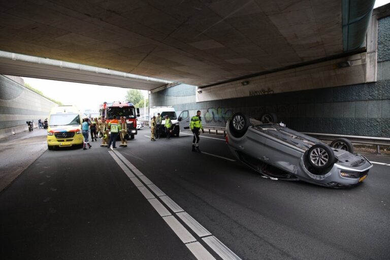 Auto op zijn dak na ongeluk A4
