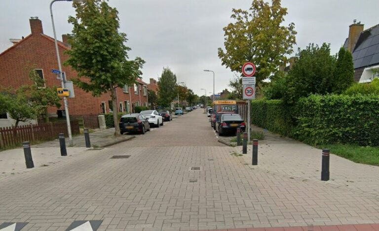 Vrachtwagens negeren inrijverbod op Hoflaan