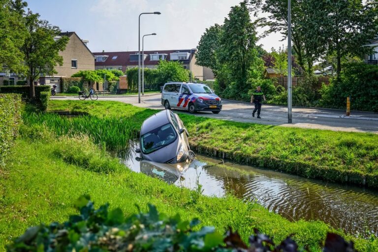 Auto te water aan de Hofsingel
