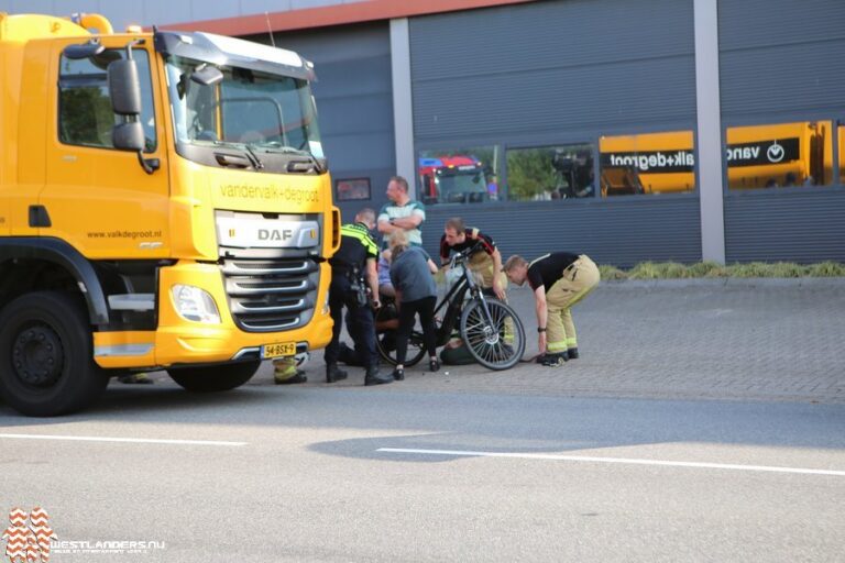 Kind bekneld met been tussen fiets