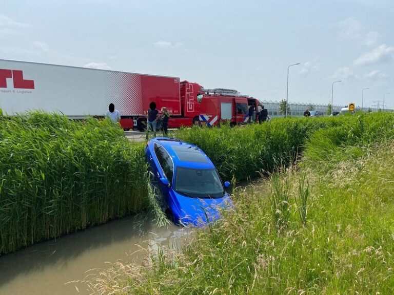 Auto te water aan de Westlandroute