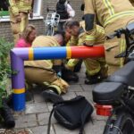 Kind knel met voet tussen fiets