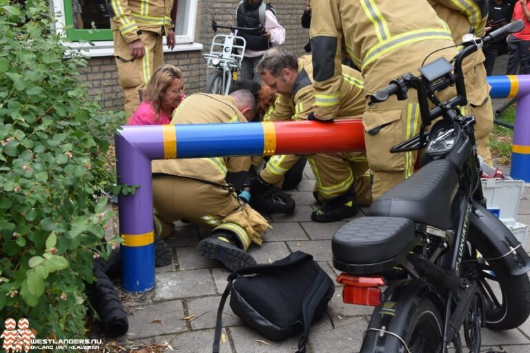 Kind knel met voet tussen fiets