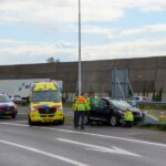 Automobilist rijdt tegen puntstuk op afrit A20