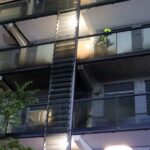 Explosie bij voordeur van flatwoning