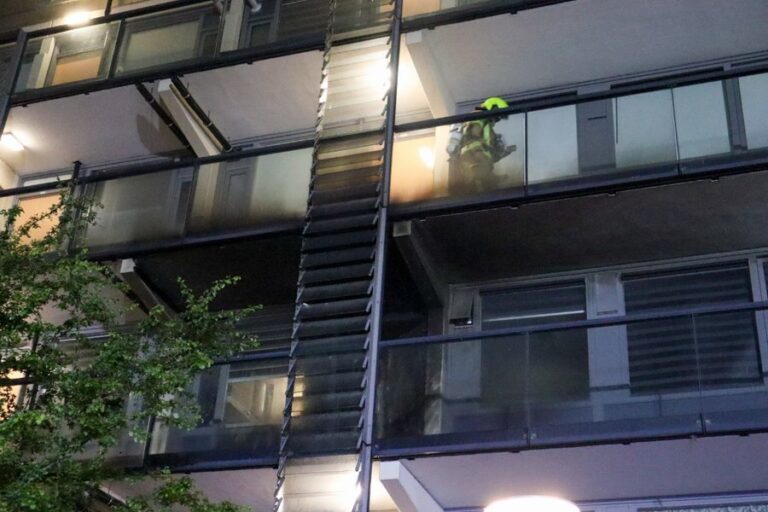 Explosie bij voordeur van flatwoning