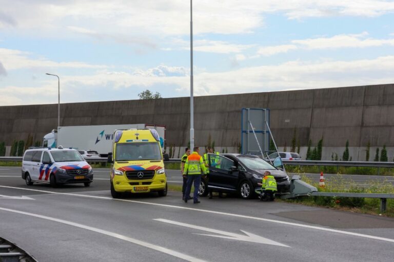 Automobilist rijdt tegen puntstuk op afrit A20