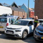 Kat gered uit bloedhete auto