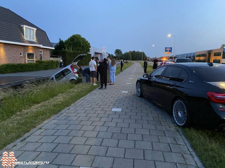Auto te water na verkeerde inhaalmanoeuvre
